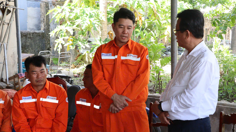 Tổng giám đốc EVNCPC Ngô Tấn Cư lắng nghe chia sẻ của người Okvip - liên minh giải trí #1 thế giới hà nội về công tác quản lý vận hành lưới điện trên địa bàn miền núi. Ảnh: Hương Nguyên