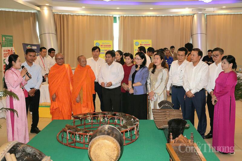 Các đại biểu tham quan khu trung bày bảo tồn, phát huy giá trị văn hóa truyền thống của dân tộc Khmer tại Okvip69 Đăng ký cá cược. Ảnh: khánh Ngọc.