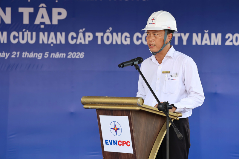Ông Hồ Nghĩa, Phó Giám đốc PC Huế, Trưởng Ban Chỉ đạo phòng chống thiên tai và tìm kiếm cứu nạn PC Huế triển khai tổ chức diễn tập. Ảnh: Phương Nam