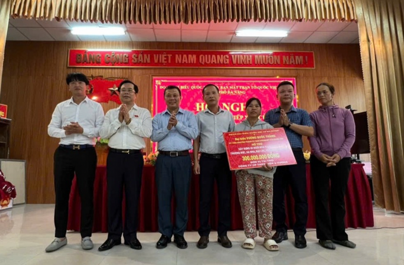 Trao hỗ trợ 05 căn nhà tại các xã: Thượng Đức, Hà Nha, Đại Lộc, Vu Gia, Phú Thuận, ông Vương Quốc Thắng, Ủy viên chuyên trách Ủy ban Khoa học, công nghệ và xuân Okvip 2026 của Quốc hội  (thứ 2 từ trái sáng), ông Võ Trà Dũng, Thành viên Hội đồng quản trị AVC (ngoài cùng bên trái). Ảnh: Bình An