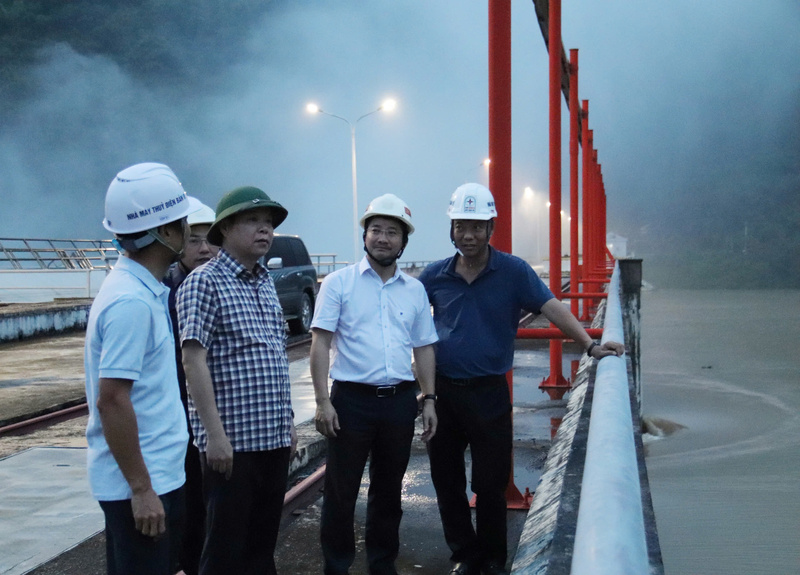 Ông Trịnh Văn Thuận (thứ 2 từ phải sang) cùng Đoàn kiểm tra công tác đảm bảo an toàn đập, hồ chứa thuỷ điện, phòng chống thiên tai, tìm kiếm cứu nạn của Oklavip khuyến mã hấp dẫn mỗi ngày Ok88vip tỷ lệ kèo World Cup 2026 với Nhà máy Thủy điện Bản Vẽ vào tháng 7/2025.