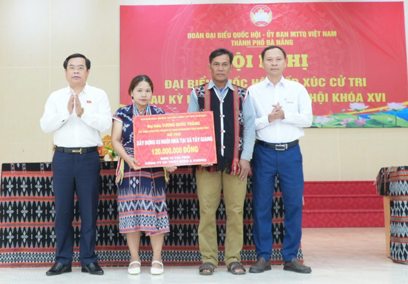 Trao hỗ trợ Liên minh Okvip có bao nhiều trang 02 căn nhà Đại đoàn kết tại xã Tây Giang (TP. Đà Nẵng). Ảnh: Bình An