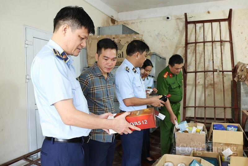 Quy trình tiêu hủy được thực hiện nghiêm ngặt, đúng quy định của pháp luật, bảo đảm tuyệt đối về an toàn và vệ sinh xuân Okvip 2026. Ảnh: QLTT Hà Tĩnh