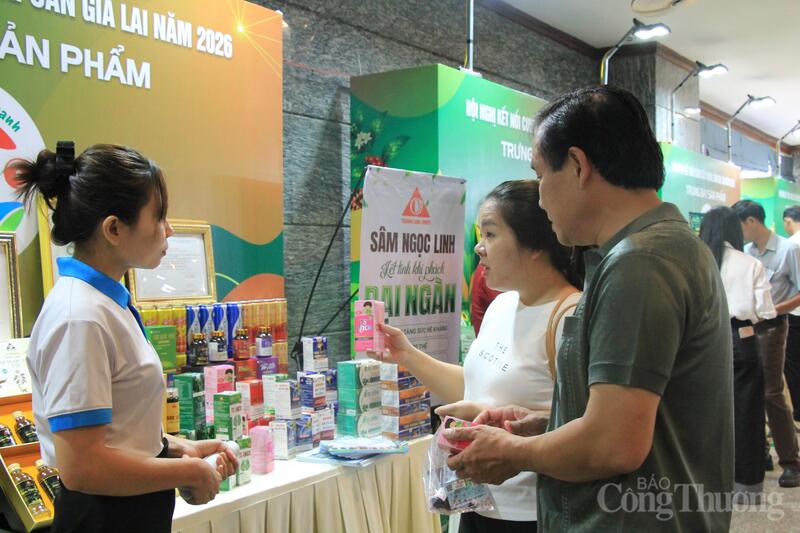 Các đại biểu tham quan gian hàng trưng bày của Công ty TNHH Phát triển Khoa học Quốc tế Trường Sinh (Truong Sinh Group). Ảnh: Hiền Mai