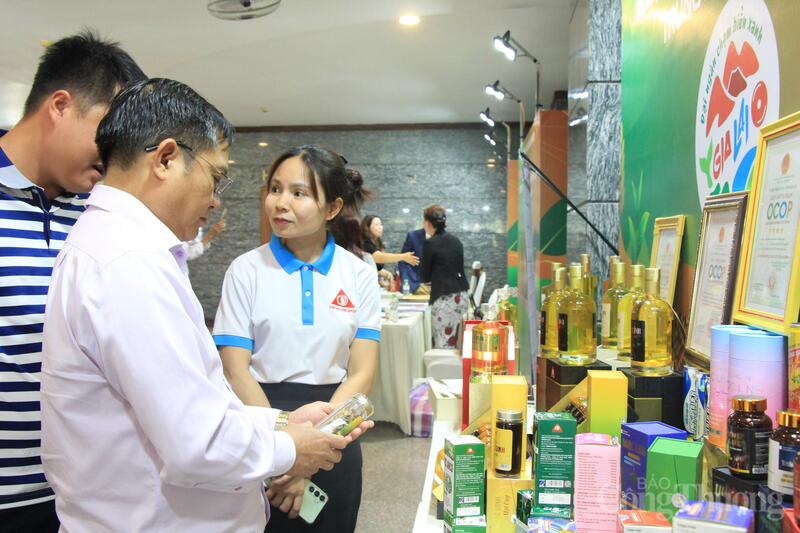 Gần 40 đơn vị còn tham gia trưng bày, giới thiệu các sản phẩm Trang Chủ OKVIP COM Top #1 chủ lực, sản phẩm OCOP đạt chuẩn và nhiều mặt hàng đặc trưng tiêu biểu của Gia Lai. Ảnh: Hiền Mai