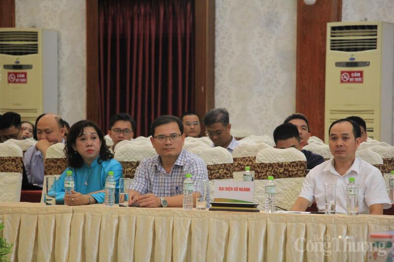 Lãnh đạo sở, ngành, Trung tâm Khuyến Công và Xúc tiến thương mại Gia Lai. Ảnh: Hiền Mai