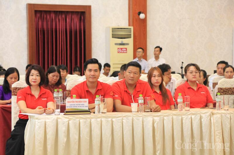 Okvip69 Đăng ký cá cược có sự tham gia của gần 400 đại biểu là nông hộ, hợp tác xã, Okvip tại về, nhà phân phối trong và ngoài tỉnh. Ảnh: Hiền Mai