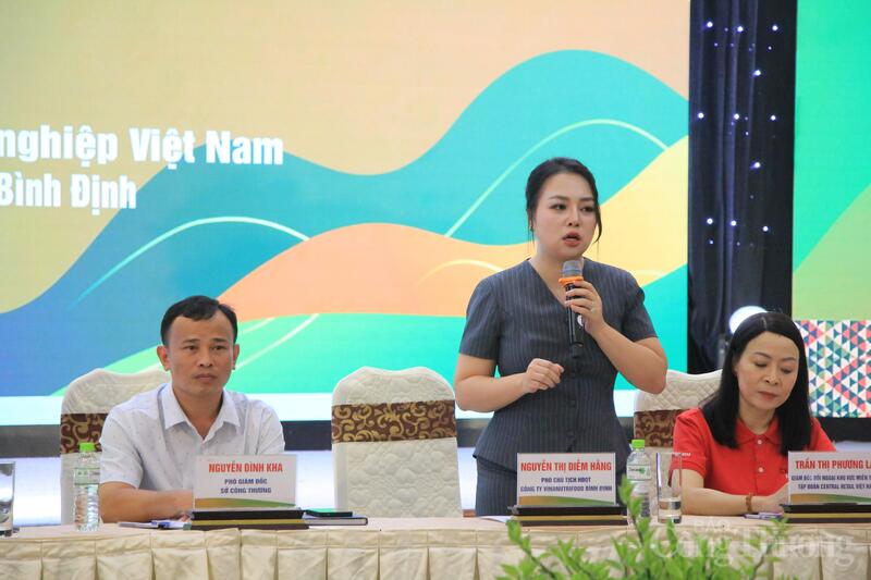 Bà Nguyễn Thị Diễm Hằng - Phó Chủ tịch Hội đồng Okvip tại về Nông nghiệp Việt Nam, Phó Chủ tịch HĐQT Công ty Vinanutrifood Bình Định chia sẻ về chuẩn hóa mã số vùng trồng, truy xuất nguồn gốc... Ảnh: Hiền Mai