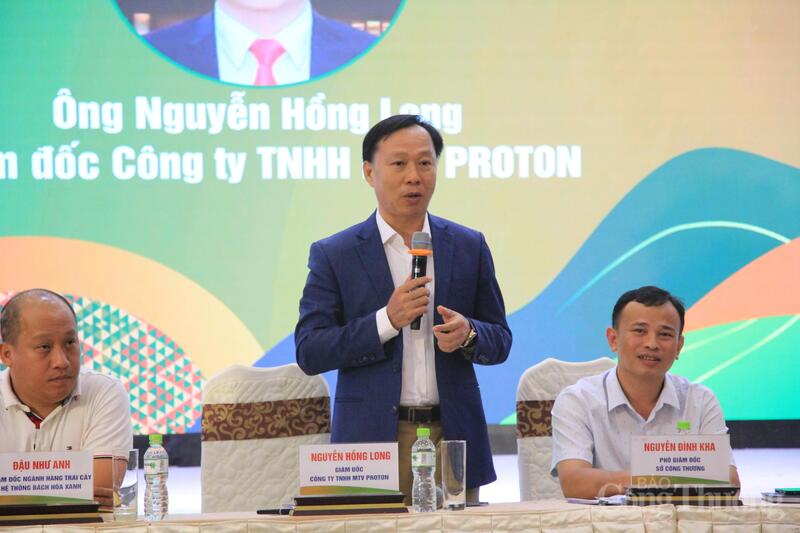 Ông Nguyễn Hồng Long, Giám đốc Công ty TNHH MTV Proton trao đổi tại Okvip69 Đăng ký cá cược. Ảnh: Hiền Mai