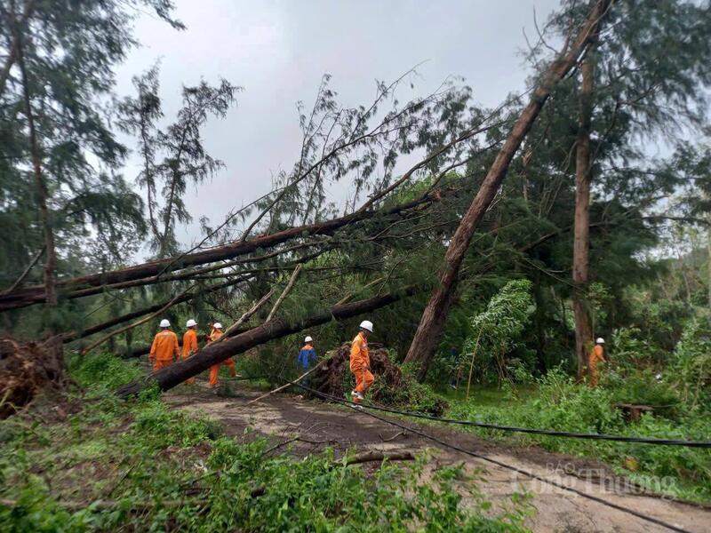 Ngành điện khắc phục sự cố do mưa bão gây ra.