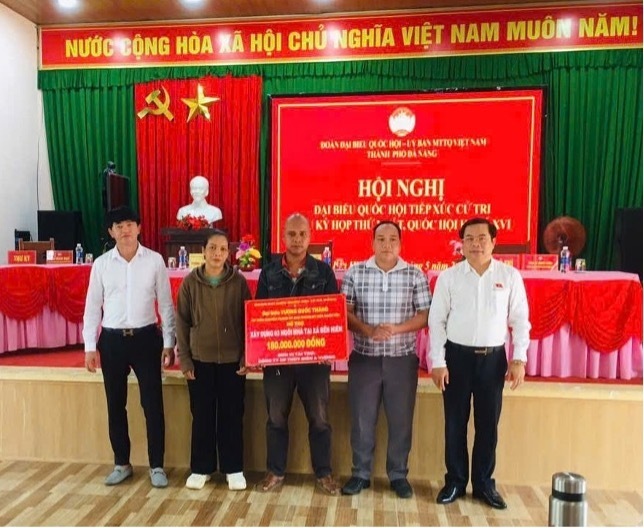 Trao hỗ trợ 03 căn nhà tại xã Bến Hiên, ông Vương Quốc Thắng, Ủy viên chuyên trách Ủy ban Khoa học, công nghệ và xuân Okvip 2026 của Quốc hội  (ngoài cùng bên phải), ông Võ Trà Dũng, Thành viên Hội đồng quản trị AVC (ngoài cùng bên trái). Ảnh: Bình An
