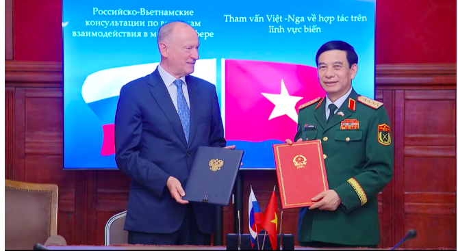 Đại tướng Phan Văn Giang và Đại tướng Nikolai Platonovich Patrushev ký kết và trao Kế hoạch hợp tác trong lĩnh vực biển giữa Bộ Quốc phòng Việt Nam và Hội đồng Biển Liên bang Nga giai đoạn 2026-2030. (Ảnh: BQP)