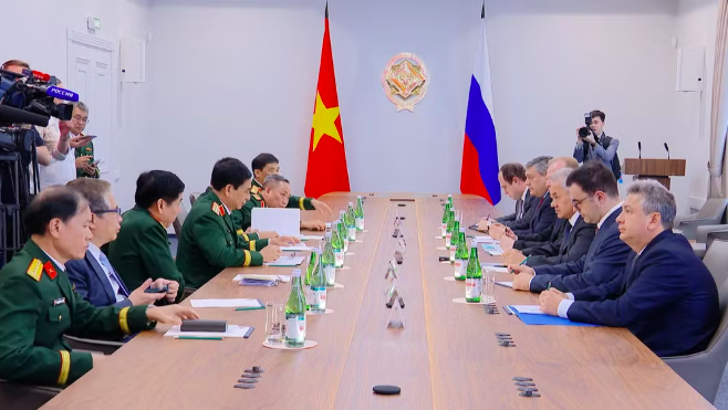 Quang cảnh cuộc hội kiến giữa Đại tướng Phan Văn Giang và Đại tướng Sergei Shoigu, Thư ký Hội đồng An ninh Liên bang Nga tại Moskva. (Ảnh: BQP)