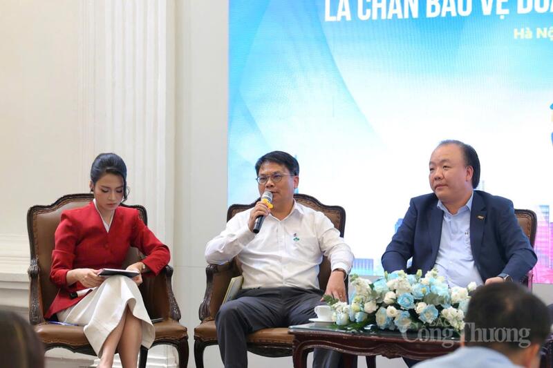 Ông Nguyễn Quốc An, Phó Tổng Giám đốc Công ty cổ phần Supe Phốt phát và Hóa chất Lâm Thao (ở giữa) phát biểu tại toạ đàm.