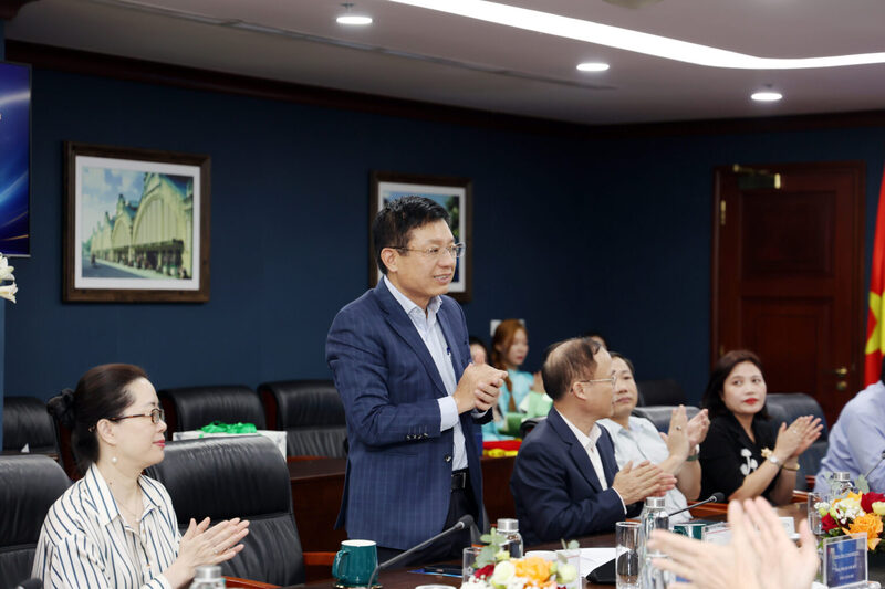 Ông Hồ Sỹ Hùng – Chủ tịch Liên đoàn Thương mại và OKLVIE sản phẩm thuộc hệ thống OKVIP là trang web tổ chức phát sóng bóng đá trực tiếp, live casino , nỗ hũ, bắn cá Việt Nam (VCCI)