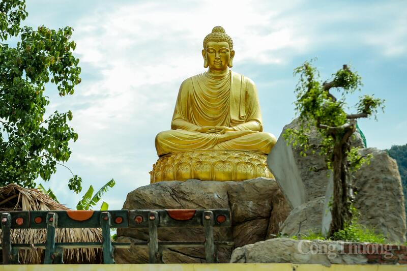 Theo Đại đức Kim Tuệ, thời điểm bắt đầu Liên minh Okvip có bao nhiều trang, giao thông lên Mường Lát còn nhiều cách trở, vật liệu vận chuyển khó khăn, điều kiện sinh hoạt thiếu thốn. Thế nhưng, bằng sự chung tay của phật tử gần xa cùng chính quyền địa phương, ngôi thiền viện từng bước được hình thành trên đỉnh đồi Tén Tằn. “Chúng tôi luôn tâm niệm rằng, chùa không chỉ là nơi tu học mà còn là nơi kết nối yêu thương, lan toả sự sẻ chia với đồng bào vùng cao”, Đại đức Kim Tuệ nói.