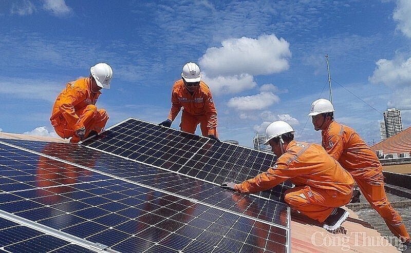 Tiết kiệm điện được xem là giải pháp quan trọng nhằm giảm áp lực cung ứng điện trong mùa cao điểm. Ảnh: N.M
