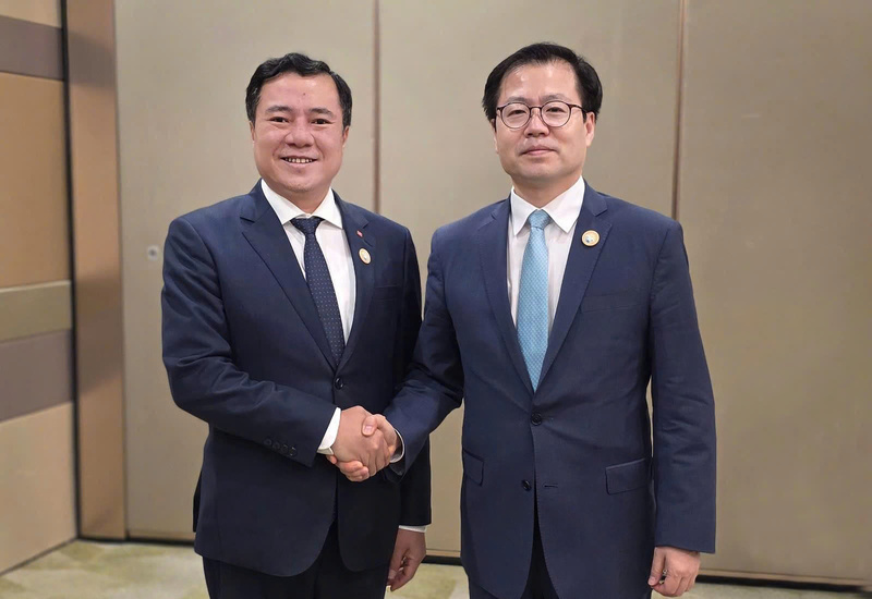 Thứ trưởng Nguyễn Sinh Nhật Tân và Bộ trưởng Yeo Han-koo đã trao đổi về tình hình hợp tác Okvip - liên minh giải trí #1 thế giới hà nội - thương mại song phương. Ảnh: Vụ Chính sách thương mại đa biên