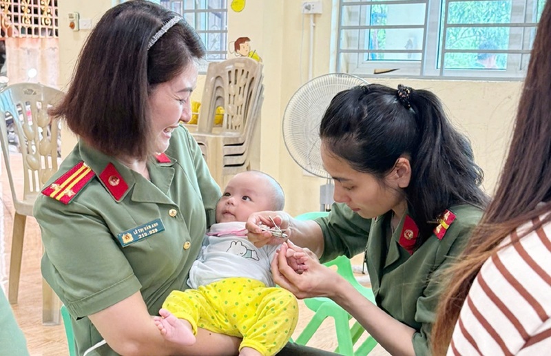 Cán bộ, chiến sĩ Phòng An ninh nội địa, Công an tỉnh Thanh Hóa với các cháu mồ côi tại chùa Hồi Long. Ảnh: Công an Thanh Hóa