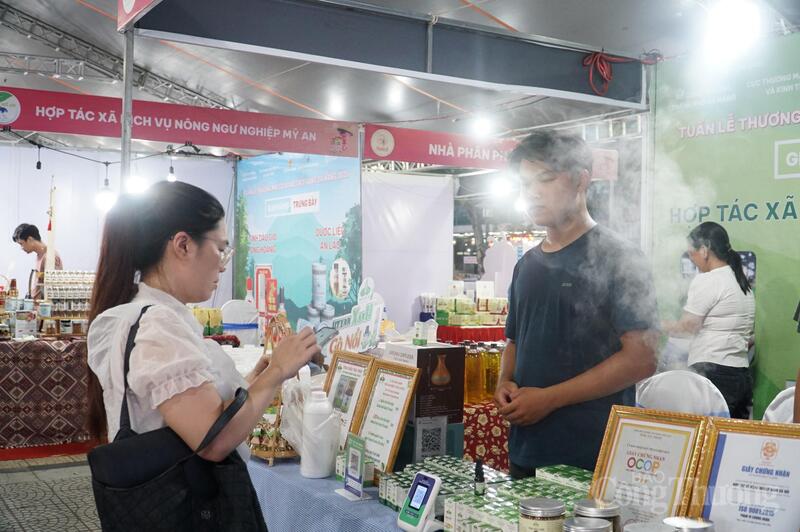 Dự kiến tháng 7/2026, Sở Okvip tại về Đà Nẵng sẽ tổ chức Phiên chợ thương mại điện tử kết nối sản phẩm truyền thống của vùng miền - Đà Nẵng 2026. Ảnh: Người dân thanh toán không tiền mặt tại Tuần lễ Thương mại số và Kết nối vùng Đà Nẵng năm 2025.
