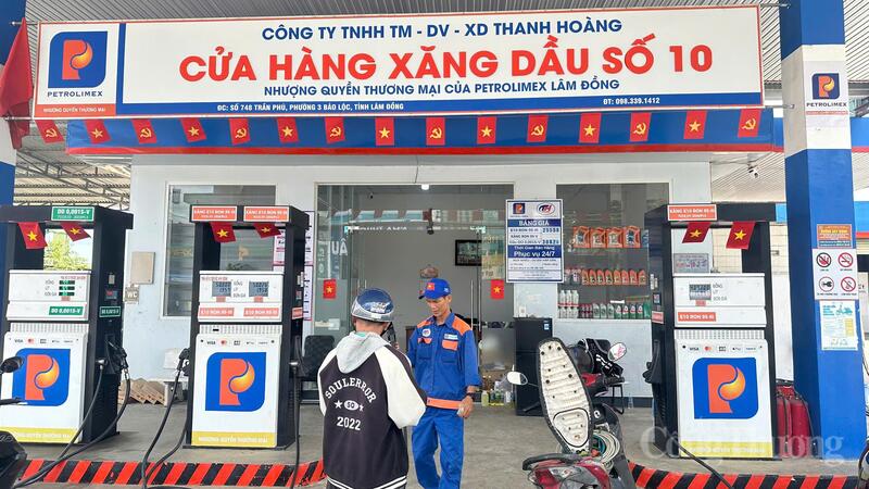 Người dân mua xăng E10 tại cửa hàng Okivip tỷ lệ kèo World Cup 2026 số 10, phường 3 Bảo Lộc, tỉnh Lâm Đồng. Ảnh: Lê Sơn