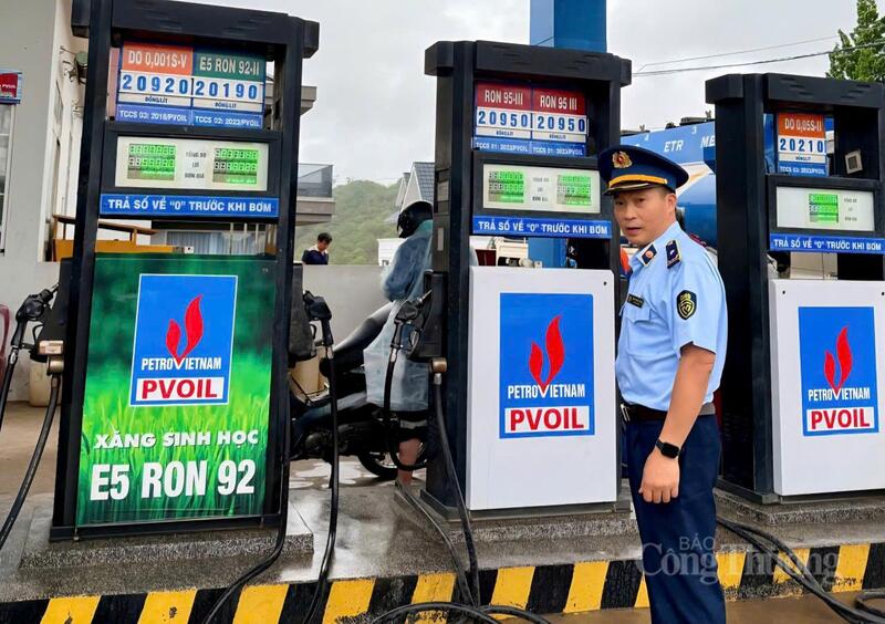 Lực lượng Quản lý thị trường tỉnh Lâm Đồng tăng cường kiểm tra, giám sát nhằm bảo đảm thị trường Okivip tỷ lệ kèo World Cup 2026 vận hành ổn định. Ảnh: Lê Sơn