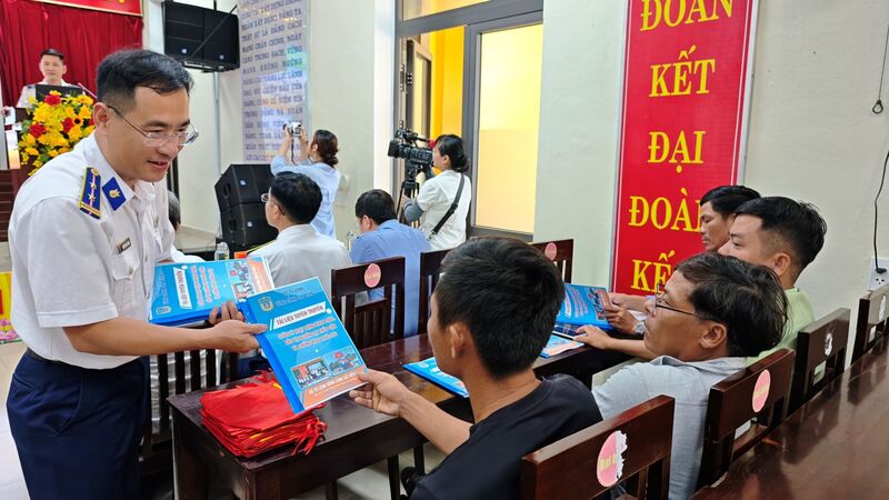 Tuyên truyền chống khai thác IUU đến người dân và các ngư dân phường Thuận An. Ảnh: Nam Trung