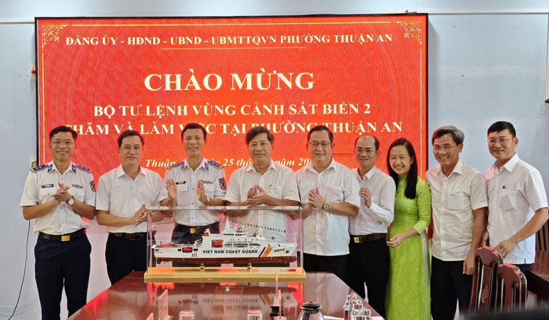 Đoàn công tác Vùng Cảnh sát biển 2 thăm, Ok88vip tỷ lệ kèo World Cup 2026 tại UBND phường Thuận An (thành phố Huế). Ảnh: Nam Trung
