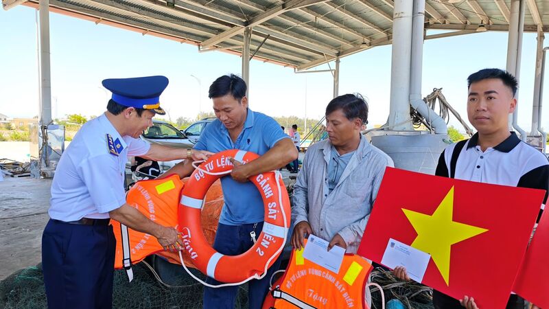 Tặng quà, phao cứu sinh cho các ngư dân. Ảnh: Nam Trung