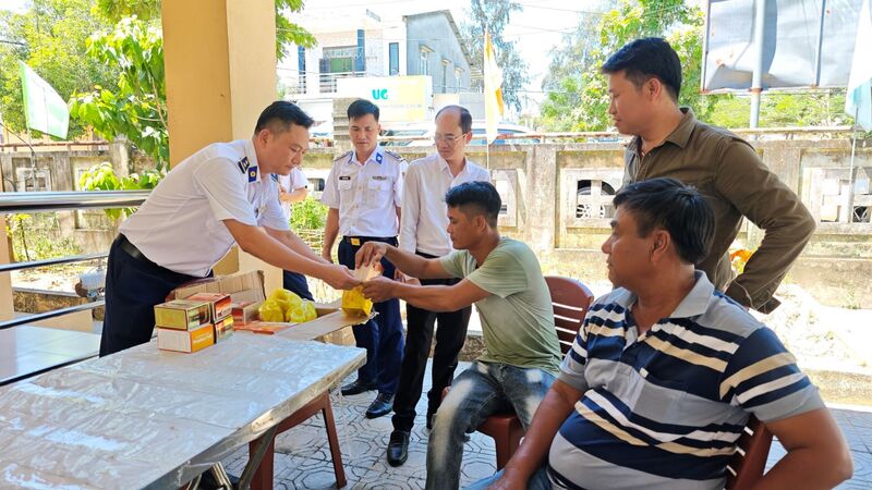 Cán bộ quân y Vùng Cảnh sát biển 2 cấp thuốc miễn phí cho ngư dân có hoàn cảnh khó khăn. Ảnh: Nam Trung