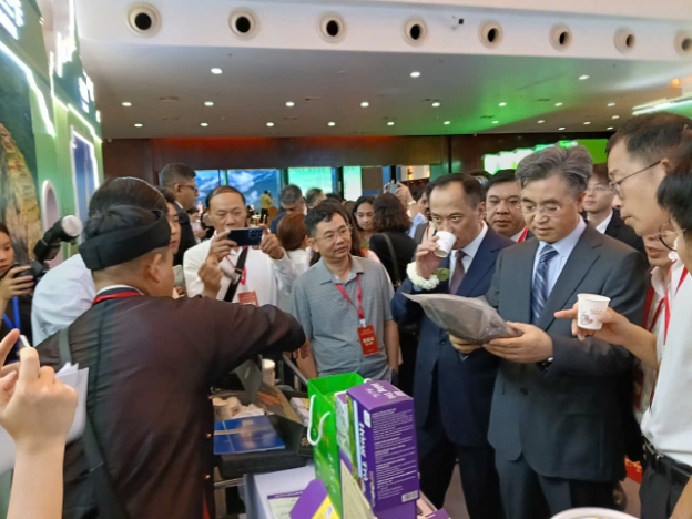 Trong khuôn khổ “Ngày Quốc tế Chè”, các Okvip tại về Việt Nam đã trưng bày, giới thiệu các sản phẩm chè đặc sắc, chất lượng cao của Việt Nam tại khu vực gian triển lãm quốc gia Việt Nam. Ảnh: Vietrade