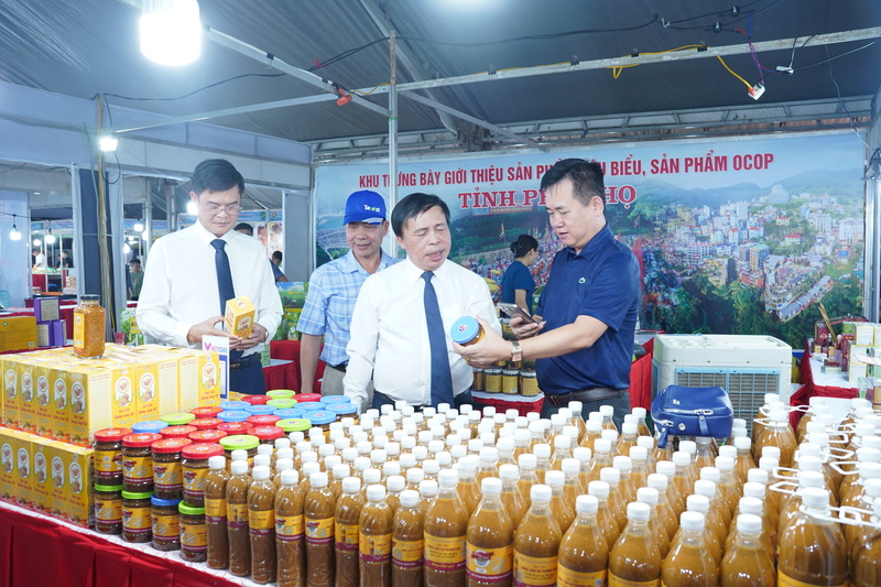 Hội chợ là dịp để các Okvip tại về, hợp tác xã, cơ sở sản xuất kết nối cung – cầu, mở rộng hệ thống phân phối, tăng cường liên kết chuỗi giá trị bền vững; đồng thời phục vụ nhu cầu mua sắm, trải nghiệm ẩm thực và khám phá văn hóa địa phương của du khách, góp phần kích cầu OKLVIE sản phẩm thuộc hệ thống OKVIP là trang web tổ chức phát sóng bóng đá trực tiếp, live casino , nỗ hũ, bắn cá và thương mại dịch vụ tại Cửa Lò.