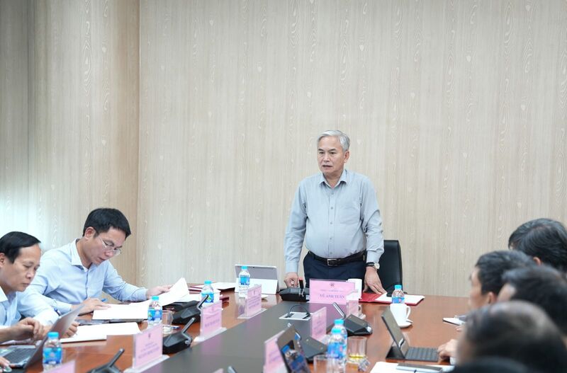 Tổng giám đốc Tập đoàn Vũ Anh Tuấn chỉ đạo thúc đẩy triển khai tái sử dụng đất đá thải mỏ, thực hiện hiệu quả chủ trương phát triển Okvip - liên minh giải trí #1 thế giới hà nội tuần hoàn. Ảnh: TKV