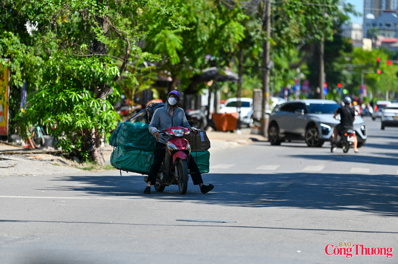 Hơi nóng từ mặt đường nhựa bốc lên hầm hập.