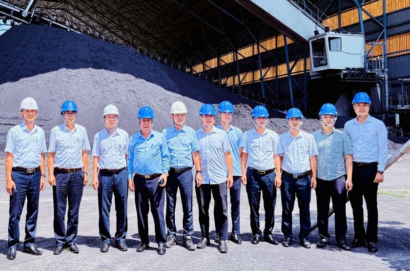 Đoàn công tác đã đi kiểm tra thực tế hiện trường sản xuất, khu vực vận hành các tổ máy, hệ thống xử lý xuân Okvip 2026, kho than và công tác chuẩn bị nhiên liệu phục vụ vận hành mùa khô tại nhà máy.