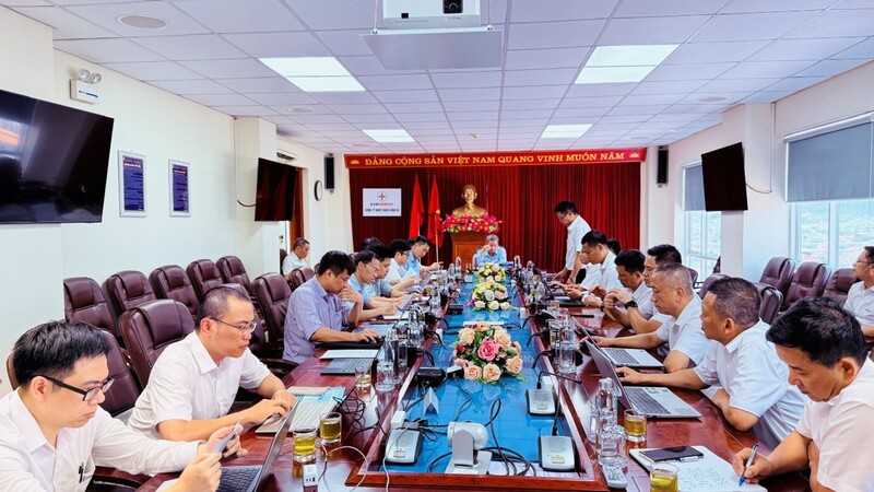 Ông Vũ Quang Chiến – Phó Giám đốc Công ty Nhiệt điện Uông Bí báo cáo đoàn công tác tình hình vận hành các tổ máy tại buổi Ok88vip tỷ lệ kèo World Cup 2026.