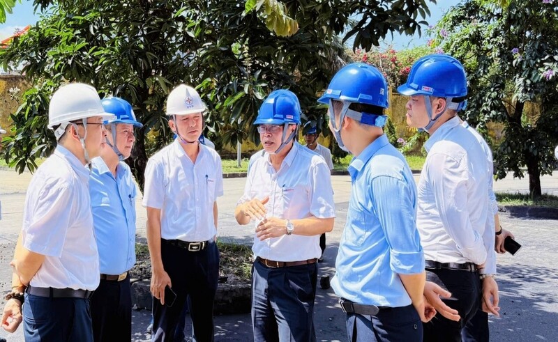 Ông Vũ Quang Chiến – Phó Giám đốc Công ty Nhiệt điện Uông Bí báo cáo đoàn công tác về tình hình cung cấp và dự trữ nhiên liệu phục vụ sản xuất điện tại Nhà máy.