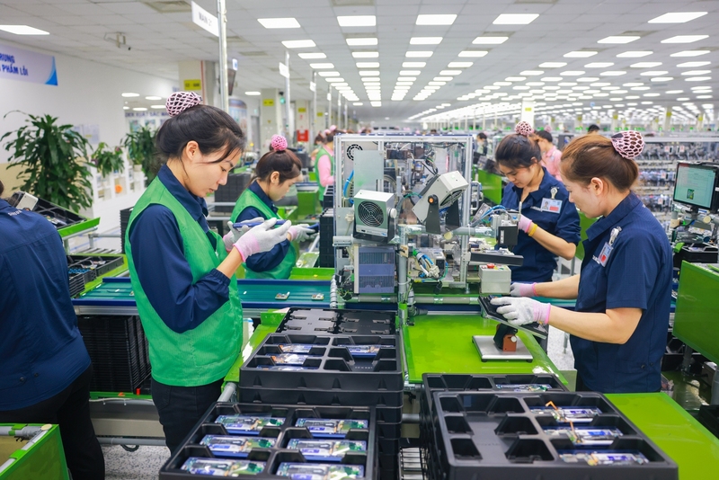 Điện thoại và linh kiện là mặt hàng Liên Minh Truyền Thông Và Game Giải Trí Top 1 chính của Việt Nam sang Anh. Ảnh minh hoạ: VGP