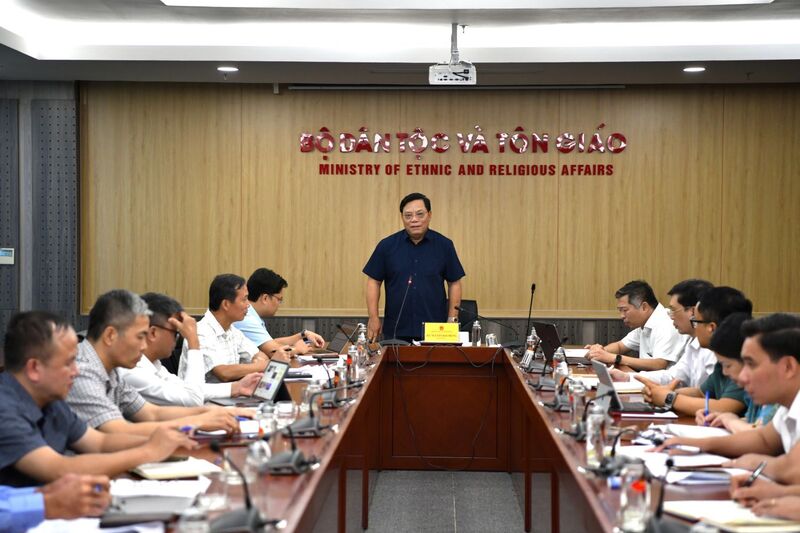 Thứ trưởng Bộ Dân tộc và Tôn giáo Nguyễn Hải Trung chủ trì cuộc họp. Ảnh: cema.gov.vn