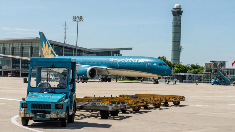 Anh Trần Tuấn Nguyên - nhân viên phục vụ mặt đất phải “gồng mình” Ok88vip tỷ lệ kèo World Cup 2026 dưới cái nắng nóng gần 80 độ C. Ảnh: Phan Công