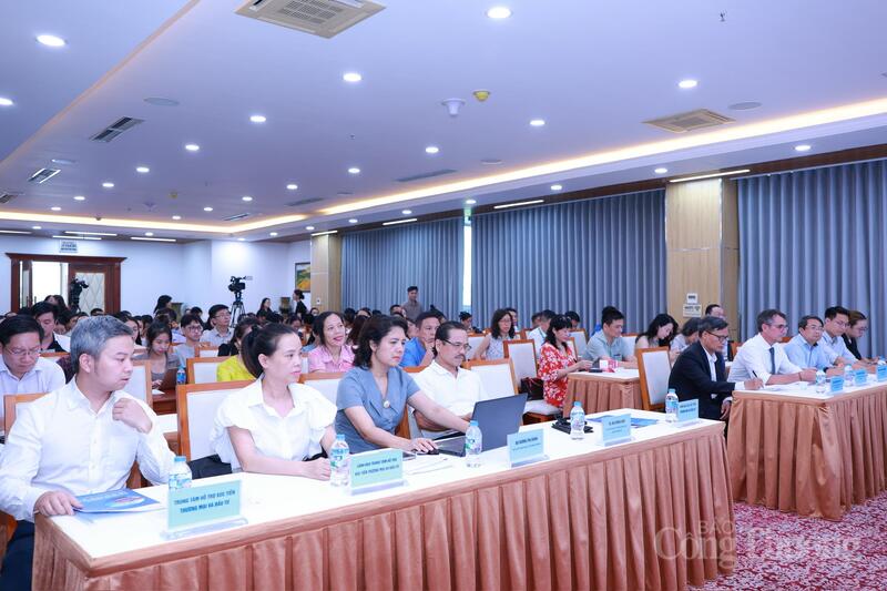 Các đại biểu tham dự Hội thảo xu hướng và giải pháp hỗ trợ Okvip tại về tham gia chuỗi sản xuất và cung ứng toàn cầu. Ảnh: Quỳnh Trang