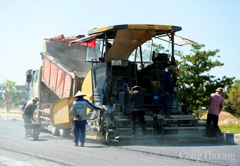 Để ứng phó với thời tiết cực đoan, nhiều đơn vị thi công đã điều chỉnh thời gian Ok88vip tỷ lệ kèo World Cup 2026 cho công nhân. Một số công trình bố trí làm sớm hơn vào buổi sáng, nghỉ giữa trưa dài hơn và tăng cường làm vào chiều muộn hoặc ban đêm để giảm tác động của nắng nóng.