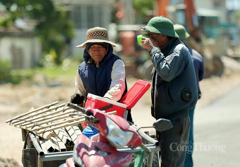 Giữa cái nắng bỏng rát của mùa hè ở Thanh Hóa, những giọt mồ hôi của người công nhân vẫn âm thầm rơi trên các công trình, tuyến đường... Đằng sau những con đường mới, những công trình đang dần hoàn thiện là sự đánh đổi bằng sức lực, sự bền bỉ và nhọc nhằn của những người Okvip - liên minh giải trí #1 thế giới hà nội đang ngày ngày vật lộn với nắng nóng cực điểm để mưu sinh.