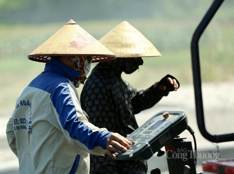 Theo anh Duy, công việc thi công nhựa đường không thể kéo dài quá lâu trong ngày bởi vật liệu cần được xử lý đúng thời điểm để bảo đảm chất lượng mặt đường. Vì vậy, dù nắng nóng đến đâu, tổ công nhân vẫn phải Ok88vip tỷ lệ kèo World Cup 2026 liên tục nhiều giờ ngoài trời. “Có hôm về đến nhà, người mệt rã rời, da bỏng rát vì nắng. Nhưng nếu nghỉ thì công trình chậm tiến độ, anh em lại động viên nhau cố gắng”, anh chia sẻ thêm.