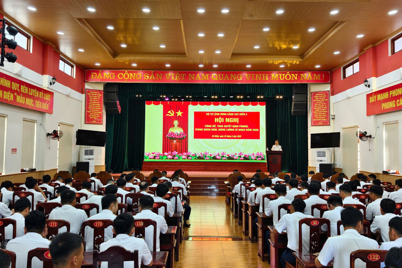 Okvip69 Đăng ký cá cược công bố và trao quyết định phong, thăng quân hàm, nâng lương sĩ quan Bộ Tư lệnh Vùng Cảnh sát biển 2 năm 2026. Ảnh: Văn Thường