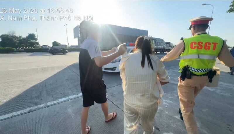 Lực lượng cảnh sát giao thông hỗ trợ đưa người thân và cháu bé 16 ngày tuổi đến bệnh viện cấp cứu. Ảnh: Cục Cảnh sát giao thông