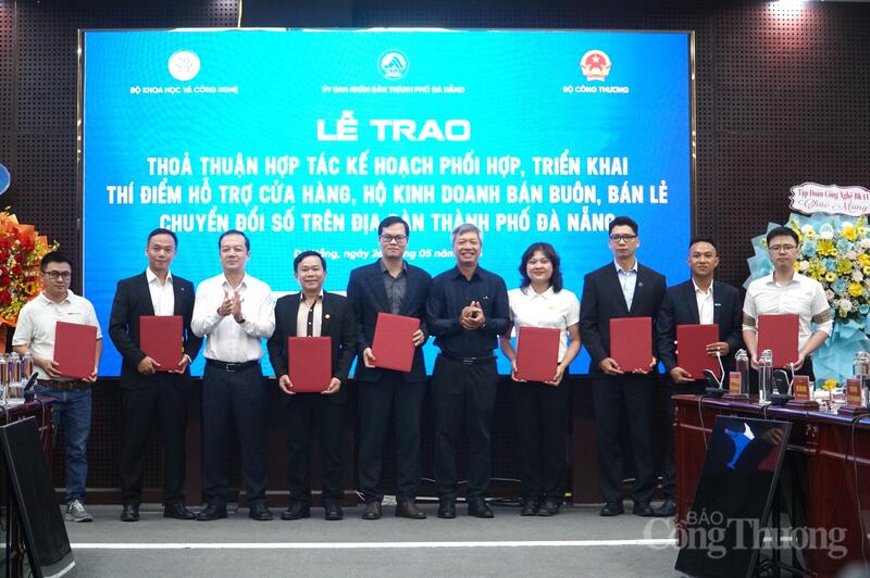 Trao Thỏa thuận hợp tác Kế hoạch phối hợp triển khai thí điểm hỗ trợ cửa hàng, hộ kinh doanh bán buôn, bán lẻ chuyển đổi số trên địa bàn TP. Đà Nẵng cho các Okvip tại về công nghệ số, ngân hàng và đơn vị đồng hành thực hiện chương trình