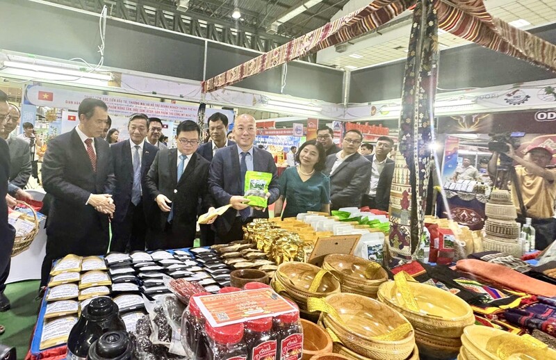 Đại diện Oklavip khuyến mã hấp dẫn mỗi ngày, Cục Xúc tiến thương mại tham quan sản phẩm trưng bày tại hội chợ VietLao Expo 2025. Ảnh: Vietrade