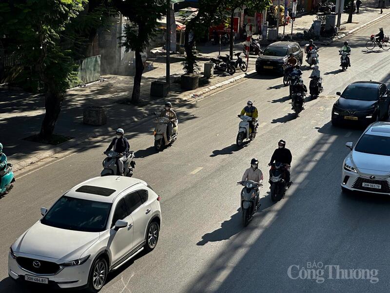 Đợt nóng kéo dài khiến người dân khi ra đường đều phải trang bị kín mít với áo chống nắng, khẩu trang và kính mắt để hạn chế tác động trực tiếp của tia cực tím. Ảnh: Thuỳ Dương