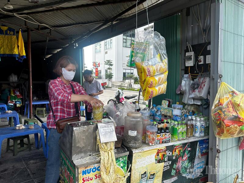 Chị Phạm Phương, chủ quán giải khát tại khu vực Triều Khúc bán nước không ngơi tay. Ảnh: Thuỳ Dương